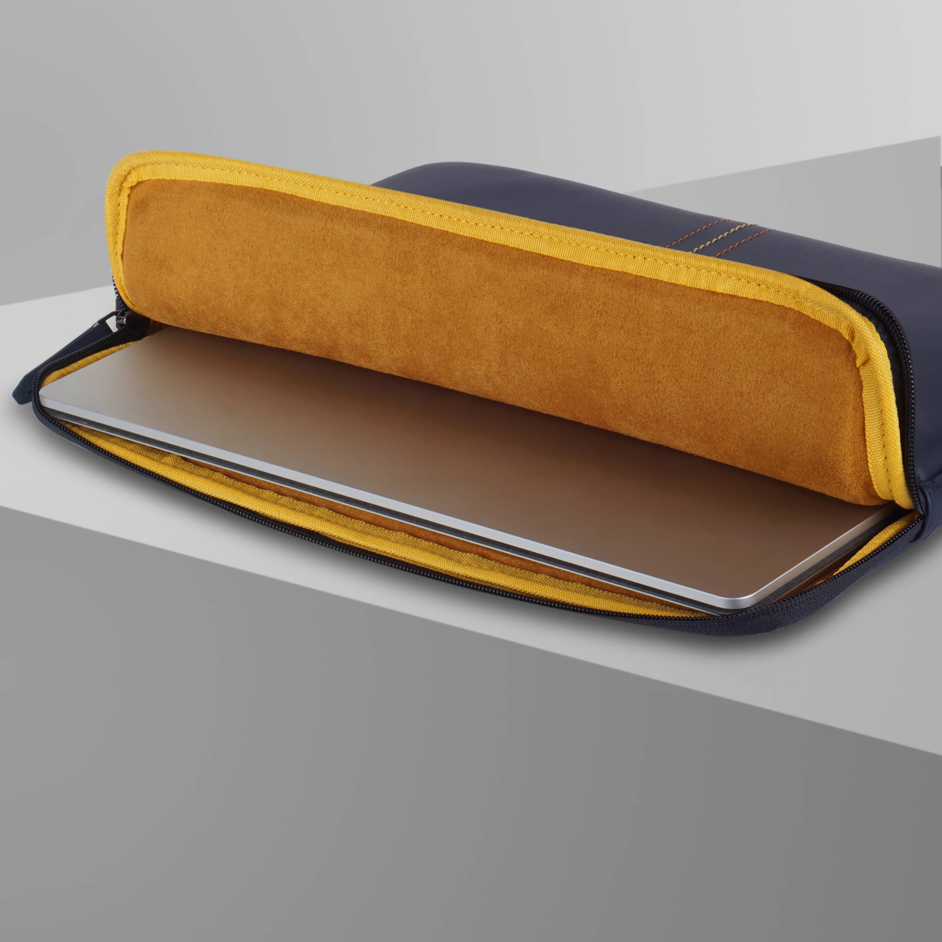 Stanley Sleeve With Pouch For Upto 16.2