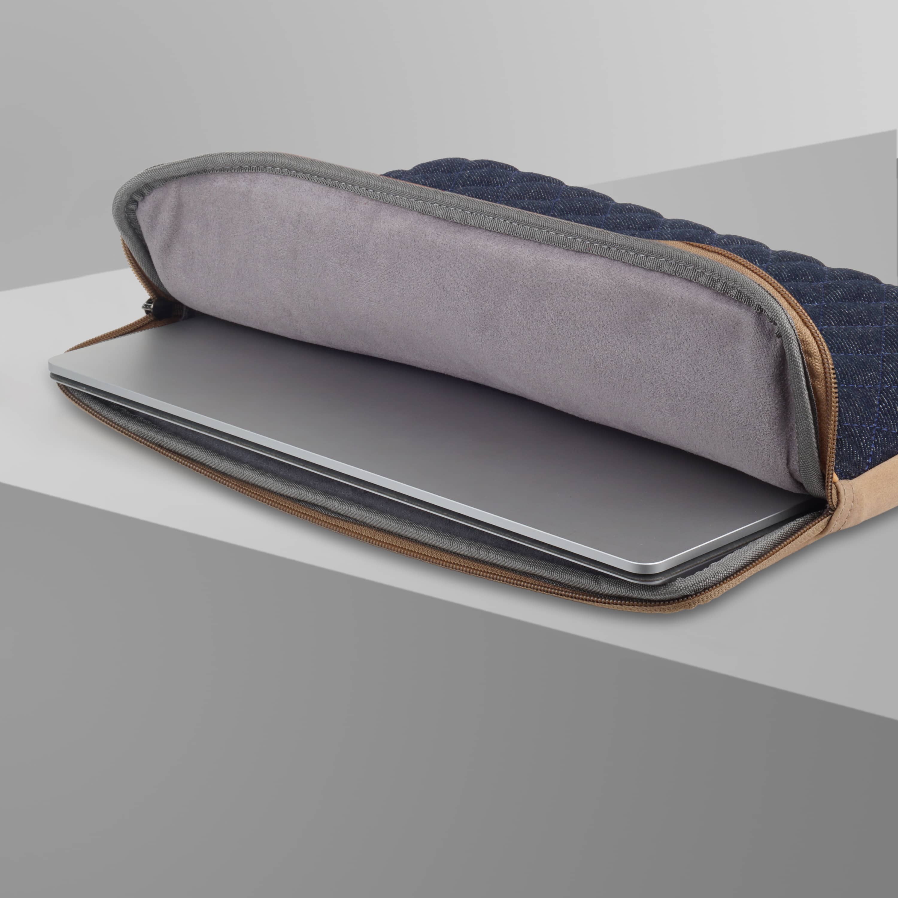Stanley Sleeve With Pouch For Upto 14.2