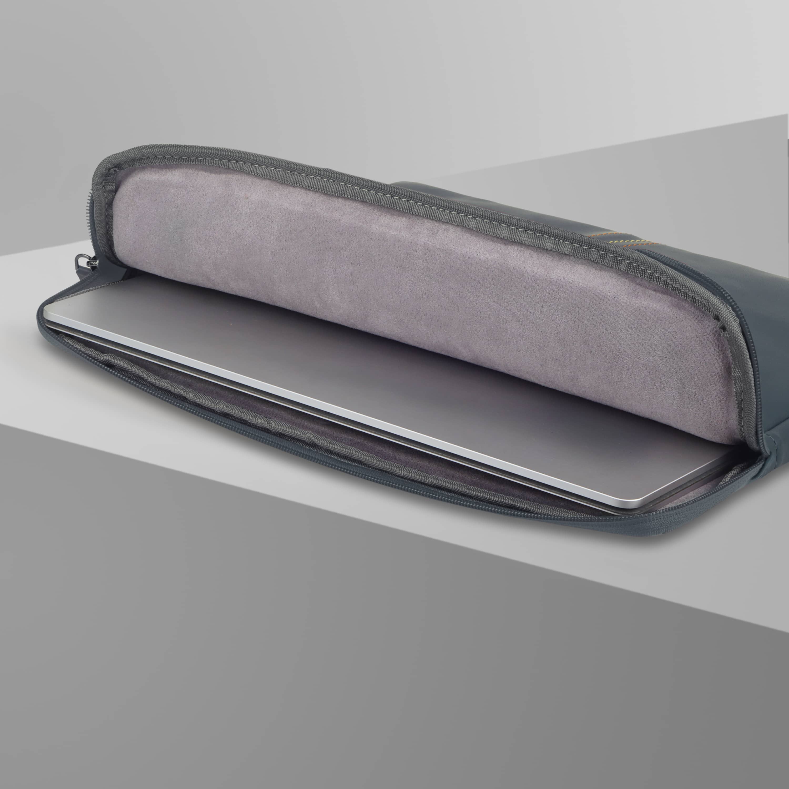 Stanley Sleeve With Pouch For Upto 14.2